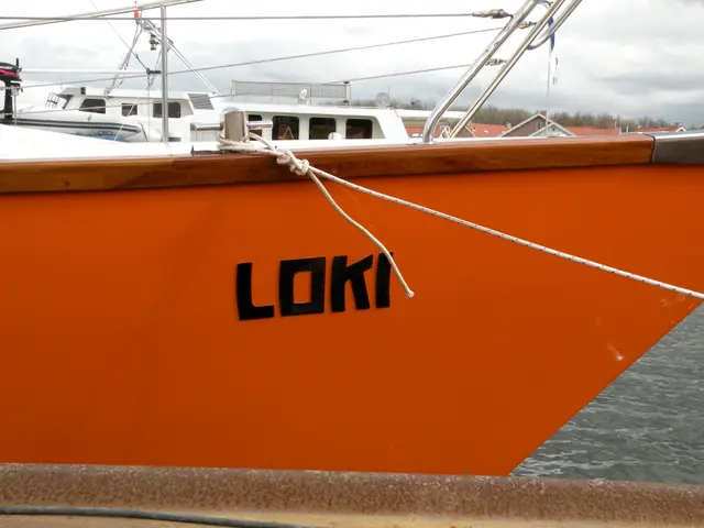 Scheepsnaam Loki op oranje boeg met touwwerk