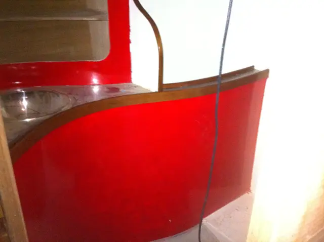Rood gelakte kajuitopbouw met houten rand in aanbouw