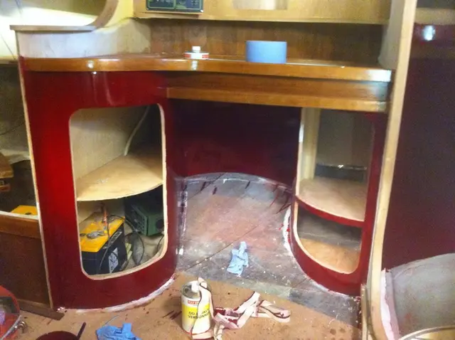 Interieur zeiljacht met rode kastopbouw in aanbouw