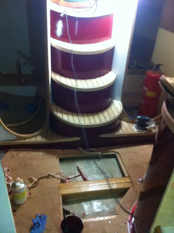 Trapopbouw met houten treden en rode zijwangen