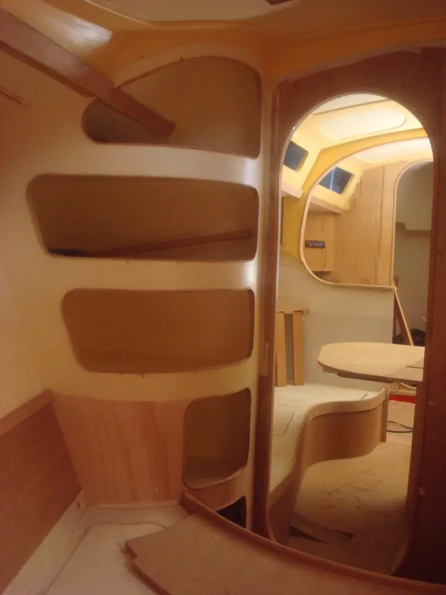 Interieur zeiljacht met houten kastopbouw in aanbouw