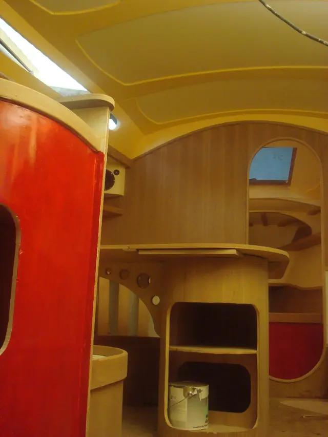 Kajuitinterieur met houten kastenwand en luik