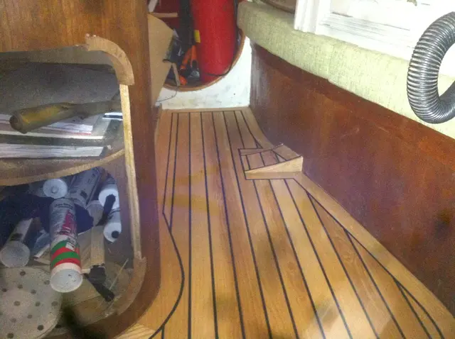 Teakdek met opbergkast en gereedschap in kajuit