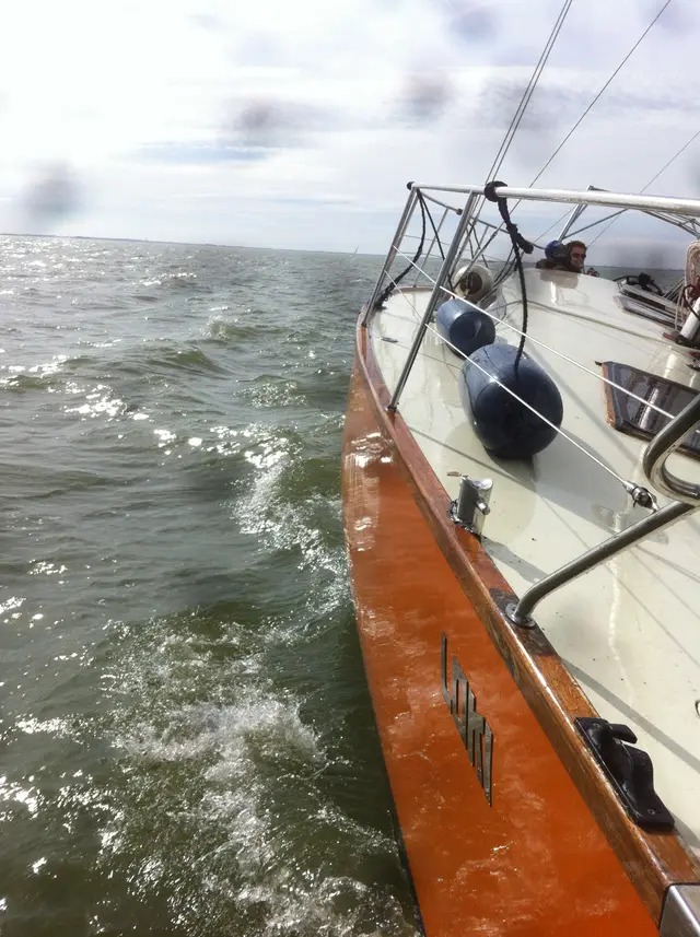 Boeg van zeiljacht varend op open water