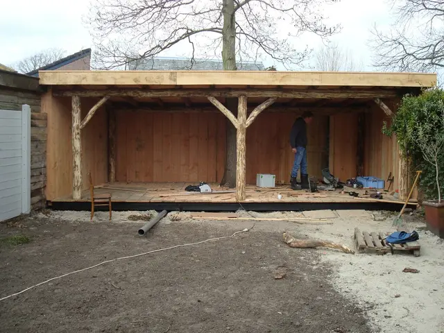 Open houten veranda gebouwd om boom, in aanbouw