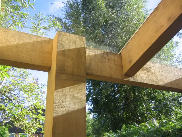 Close-up van houten balkverbinding onder glazen overkapping