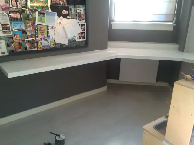 Wit zwevend bureaublad in aanbouw op hoekplek