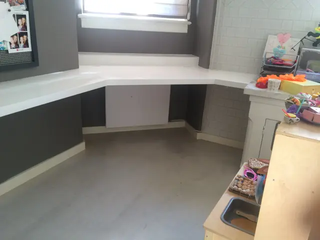 Afgewerkt zwevend hoekbureau in kinderkamer