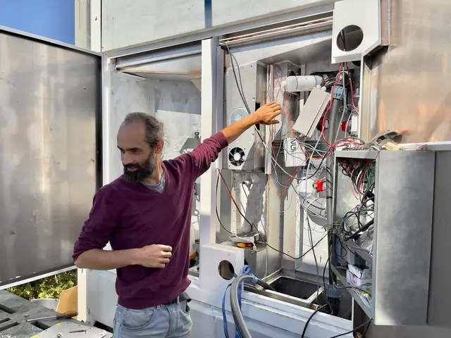Gabriël de Jong aan het werk aan een RVS-installatie